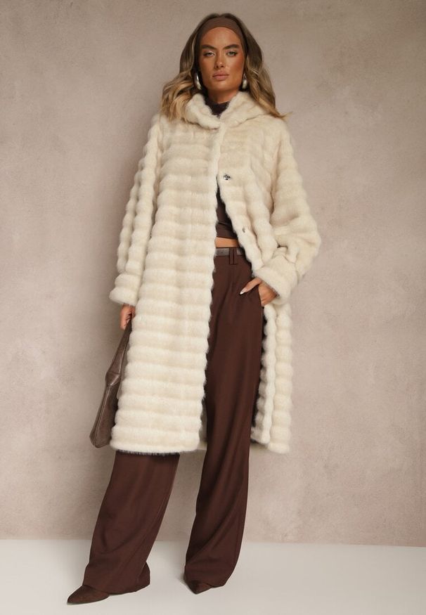 Renee - Beżowy Płaszcz Futerko z Ozdobnymi Przeszyciami i Kapturem Esetia. Okazja: na co dzień. Kolor: beżowy. Materiał: futro. Długość: długie. Styl: casual, elegancki