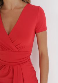 Born2be - Czerwona Kopertowa Sukienka Mini z Krótkim Rękawem i Marszczeniem w Talii Kamilan. Kolor: czerwony. Długość rękawa: krótki rękaw. Typ sukienki: kopertowe. Długość: mini #5