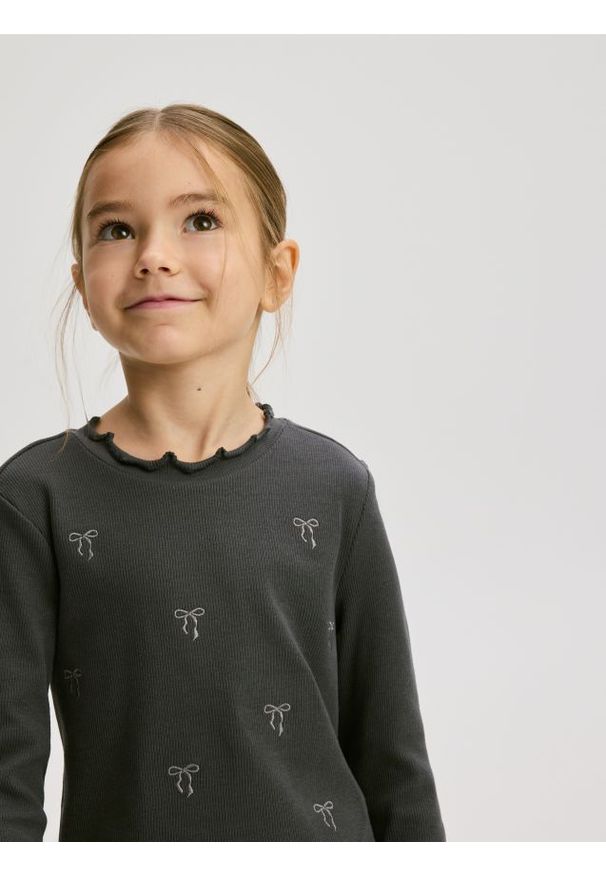 Reserved - Prążkowana koszulka z haftem - ciemnoszary. Kolor: szary. Materiał: prążkowany. Wzór: haft