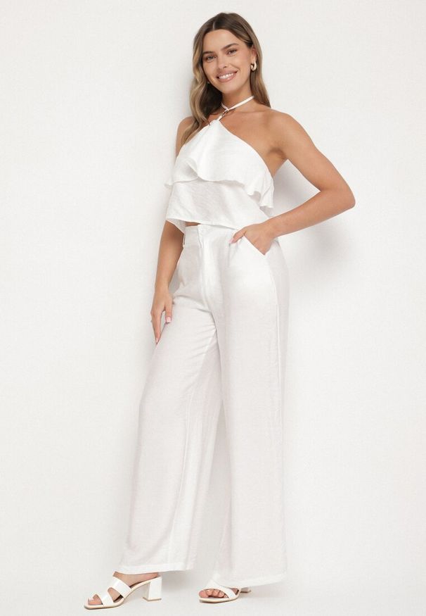 Born2be - Biały Komplet z Wiskozą Bluzka z Falbanką i Metaliczną Ozdobą oraz Spodnie Dolariela. Kolor: biały. Materiał: wiskoza. Wzór: aplikacja