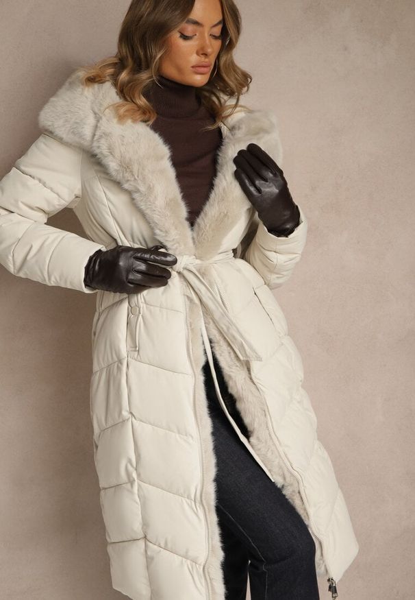 Renee - Biała Kurtka z Pikowanymi Przeszyciami Futerkiem i Paskiem Serapella. Okazja: na spacer, na imprezę. Kolor: biały. Materiał: futro