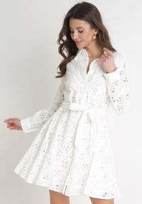 Born2be - Biała Ażurowa Sukienka Bawełniana z Wiązanym Paskiem Ilerah. Kolor: biały. Materiał: bawełna. Wzór: ażurowy. Styl: boho