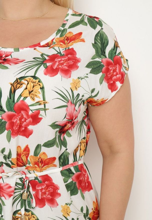 Born2be - Biało-Czerwona Wiskozowa Sukienka w Kwiaty z Materiałowym Paskiem w Talii Claristi. Okazja: na co dzień. Kolekcja: plus size. Kolor: biały. Materiał: wiskoza, materiał. Wzór: kwiaty. Sezon: lato. Typ sukienki: dla puszystych. Styl: casual, klasyczny, elegancki