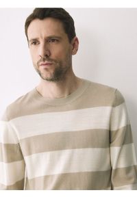 Reserved - Sweter z wełny merino - beżowy. Kolor: beżowy. Materiał: wełna