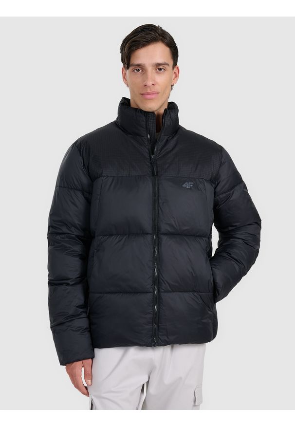 4f - 4F Kurtka puchowa z wypełnieniem syntetycznym męska - czarna S. Typ kołnierza: kołnierzyk stójkowy. Kolor: czarny. Materiał: puch, syntetyk
