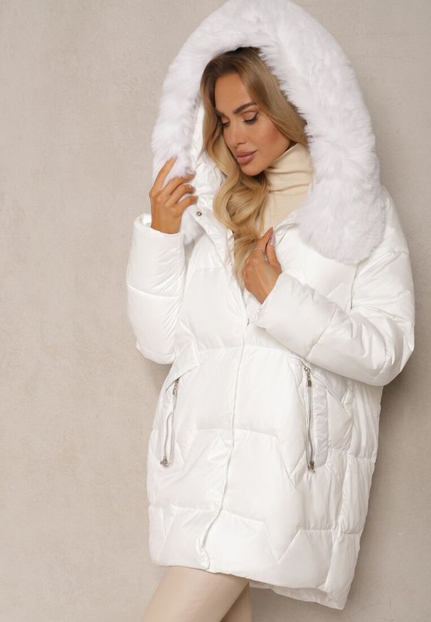 Renee - Biała Pudełkowa Kurtka Pikowana Ozdobiona Odpinanym Futerkiem i Suwakiem Hedizelle. Okazja: na co dzień, na spacer. Kolor: biały. Materiał: futro. Wzór: aplikacja. Sezon: zima. Styl: wizytowy, casual, elegancki