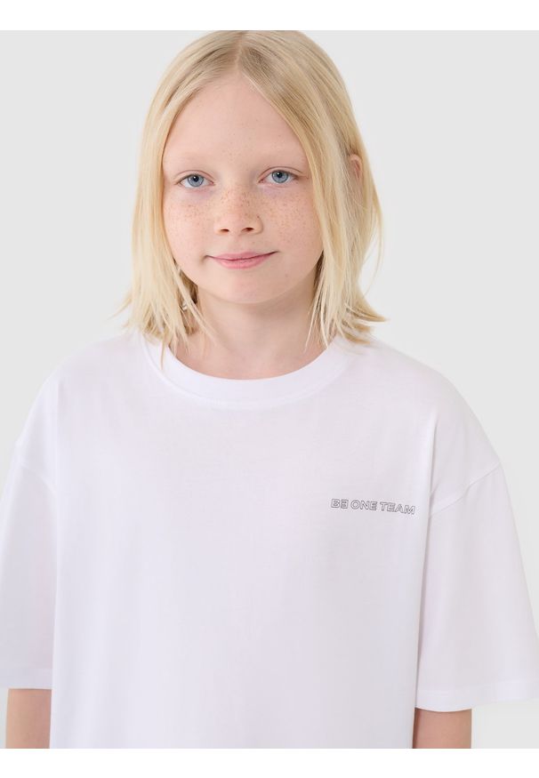 4f - 4F T-shirt oversize z napisem chłopięcy - biały 152 (11-12 lat). Okazja: na co dzień. Kolor: biały. Materiał: dzianina, bawełna, jersey. Długość rękawa: krótki rękaw. Długość: krótkie. Wzór: napisy. Sezon: lato. Styl: klasyczny, sportowy, casual