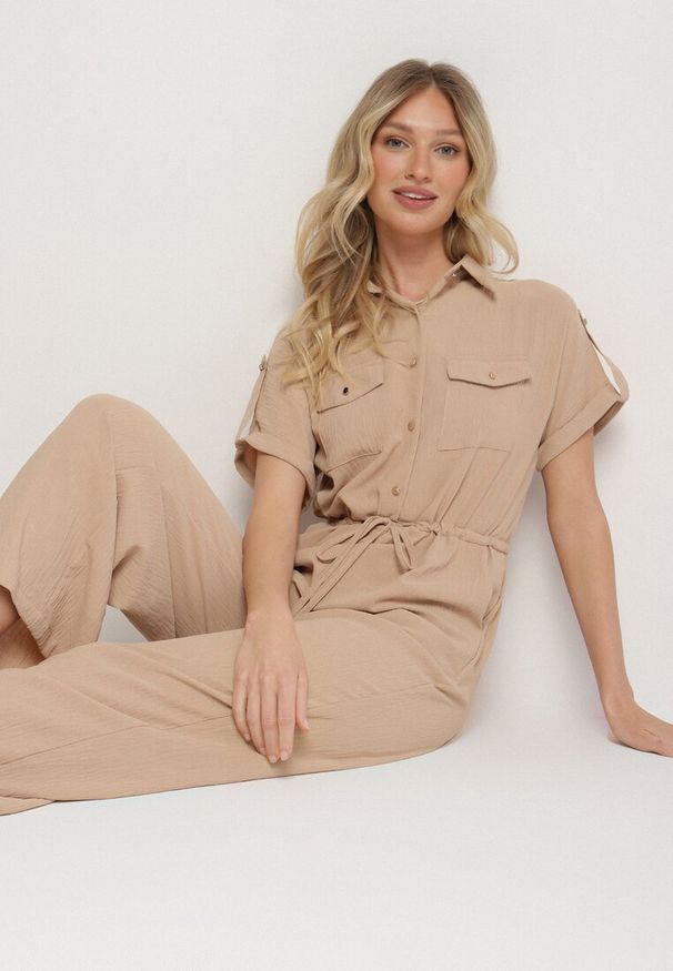 Born2be - Beżowy Kombinezon o Koszulowym Kroju z Krótkim Rękawem i Wiązaniem w Talii Mareriela. Kolor: beżowy. Długość rękawa: krótki rękaw. Długość: krótkie. Sezon: wiosna, lato