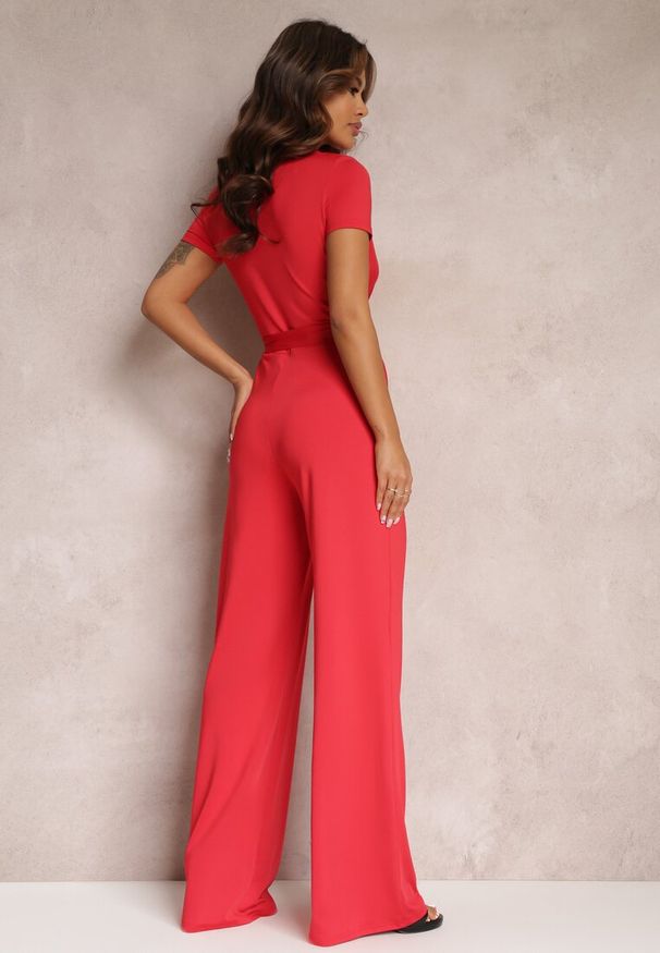Renee - Czerwony Wiązany Kombinezon z Długimi Nogawkami i Kopertowym Dekoltem Adithia. Kolor: czerwony. Długość rękawa: krótki rękaw. Długość: długie