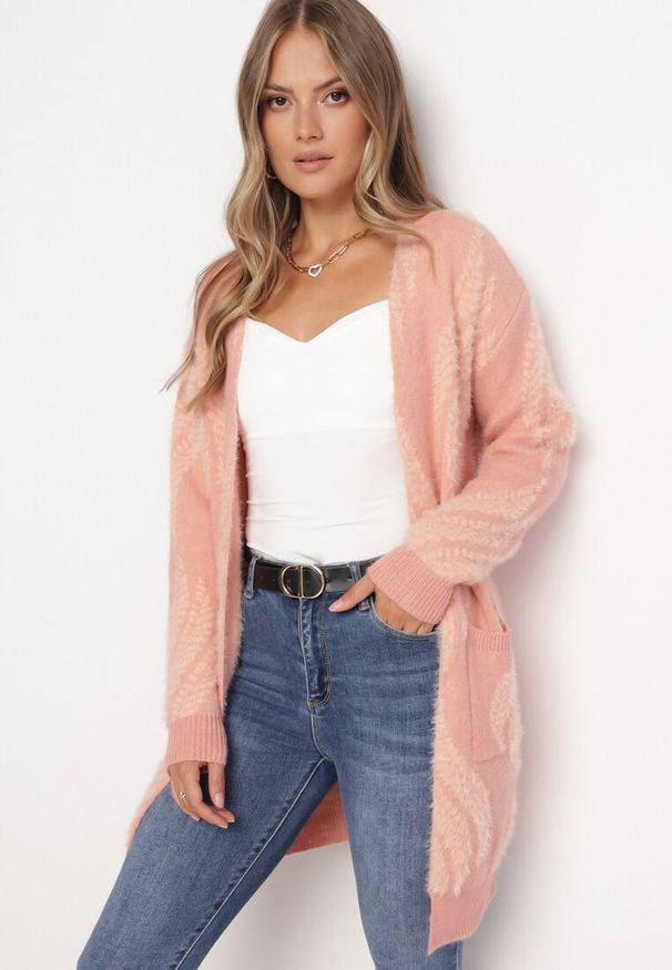 Born2be - Ciemnoróżowy Puszysty Kardigan Niezapinany Heliture. Kolekcja: plus size. Kolor: różowy. Materiał: dzianina. Długość rękawa: długi rękaw. Długość: długie