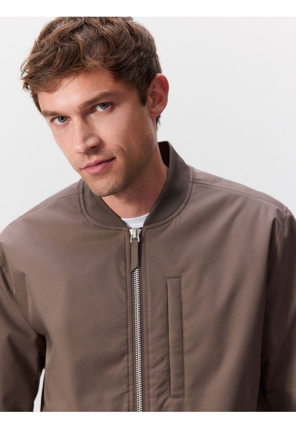 Reserved - Gładka bomberka - brązowy. Kolor: brązowy. Materiał: tkanina. Wzór: gładki