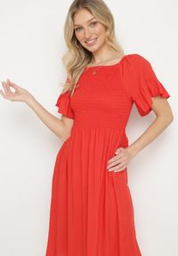 Born2be - Czerwona Rozkloszowana Sukienka Bawełniana z Bufiastymi Rękawami i Elastyczną Górą Veliova. Okazja: na co dzień. Kolor: czerwony. Materiał: bawełna. Styl: casual, elegancki #3