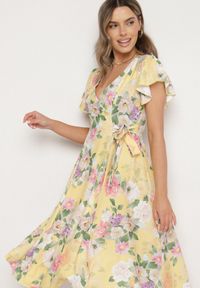 Born2be - Żółta Kwiatowa Sukienka z Kopertowym Dekoltem Atorina. Okazja: do pracy, na co dzień, na spotkanie biznesowe. Typ kołnierza: dekolt kopertowy. Kolor: żółty. Wzór: kwiaty. Typ sukienki: kopertowe. Styl: casual, biznesowy #7
