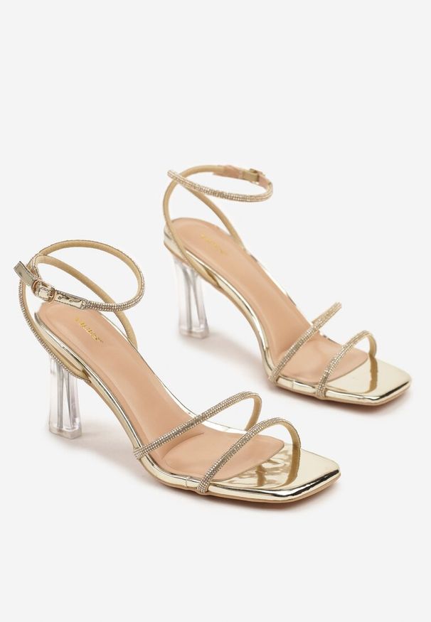 Born2be - Złote Sandały Vices na Transparentnej Szpilce z Cyrkoniami Natirena. Okazja: na co dzień. Zapięcie: sprzączka. Kolor: złoty. Styl: glamour, elegancki, casual