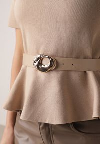 Born2be - Beżowa Bluzka Dzianinowa z Baskinką i Paskiem Lyvara. Okazja: na co dzień. Kolor: beżowy. Materiał: dzianina. Styl: casual, klasyczny #4