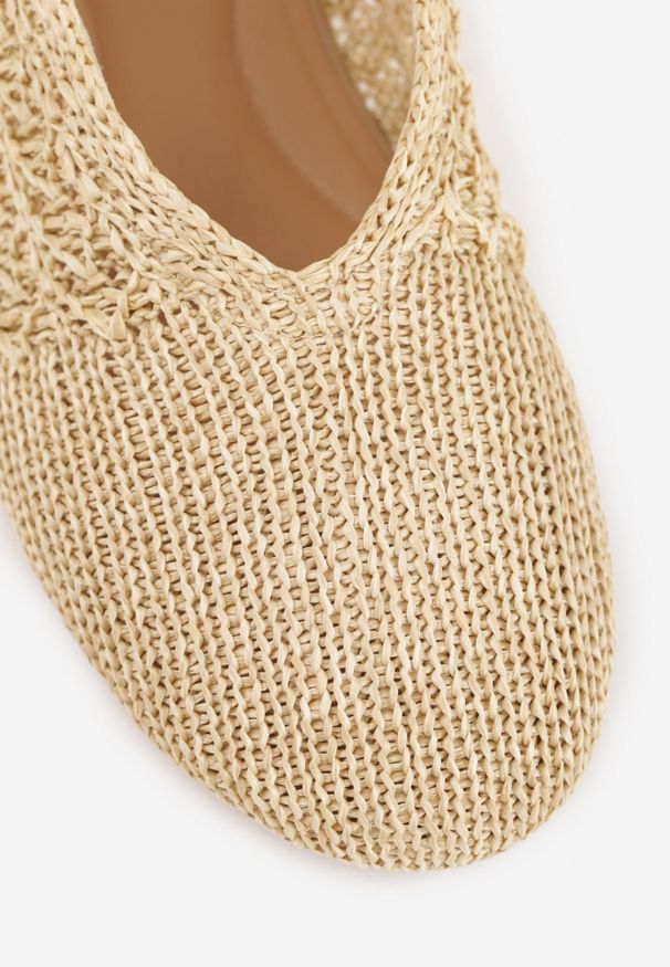 Renee - Beżowe Balerinki Mary Jane VICES z Plecionki z Cholewką z Wycięciem V Corramora. Okazja: na co dzień. Zapięcie: pasek. Kolor: beżowy. Szerokość cholewki: normalna. Wzór: haft. Styl: boho, casual