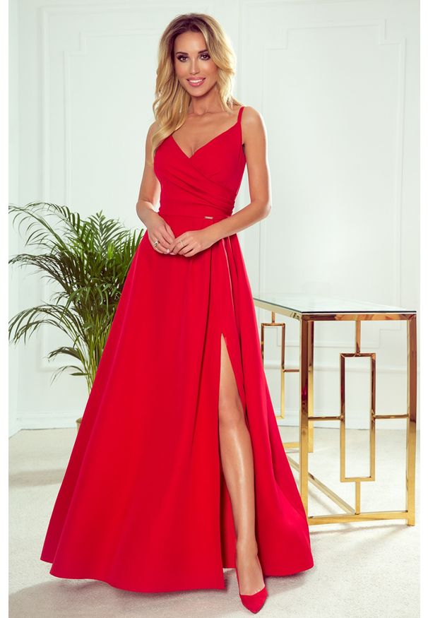 Numoco - Długa sukienka na wesele rozkloszowana na ramiączkach czerwona. Okazja: na wesele, na ślub cywilny. Kolor: czerwony. Długość rękawa: na ramiączkach. Długość: maxi
