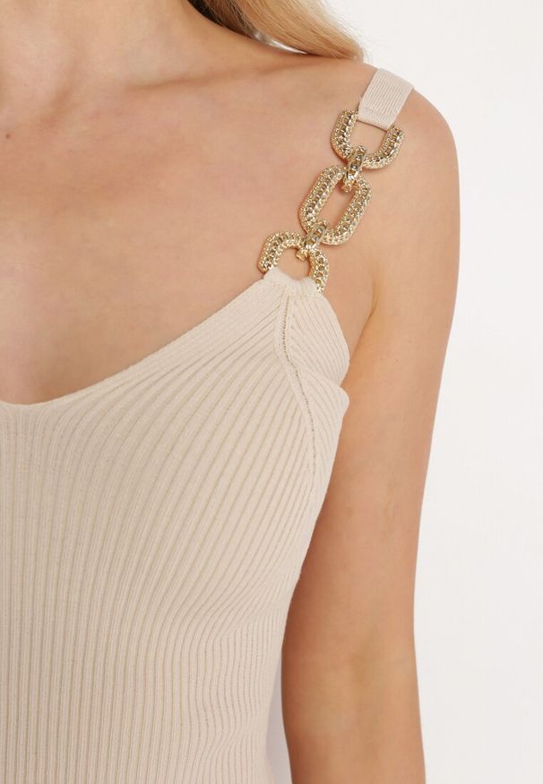 Born2be - Jasnobeżowa Dopasowana Sukienka z Prążkowanego Materiału z Ażurowym Dekoltem Medna. Okazja: na co dzień. Kolor: beżowy. Materiał: materiał, prążkowany. Wzór: ażurowy. Typ sukienki: proste. Styl: elegancki, klasyczny, casual