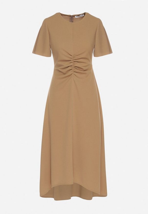 Born2be - Ciemnobeżowa Rozkloszowana Sukienka Ozdobiona Marszczeniem Odallica. Kolor: beżowy. Wzór: aplikacja. Typ sukienki: rozkloszowane. Styl: elegancki