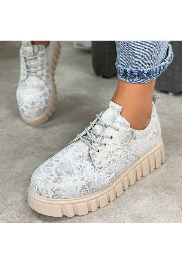 Srebrne skórzane półbuty damskie Filippo Dp6846/26. Okazja: na co dzień. Nosek buta: okrągły. Zapięcie: sznurówki. Kolor: srebrny. Szerokość cholewki: normalna. Wzór: kwiaty. Materiał: skóra. Sezon: wiosna, jesień. Obcas: na platformie. Styl: casual, elegancki, klasyczny