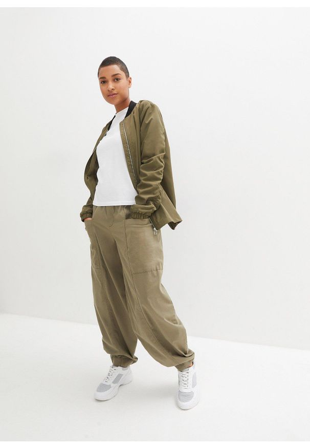 bonprix - Spodnie z bawełnianego diagonalu z domieszką elastanu. Kolor: zielony. Materiał: elastan, bawełna, materiał. Sezon: lato