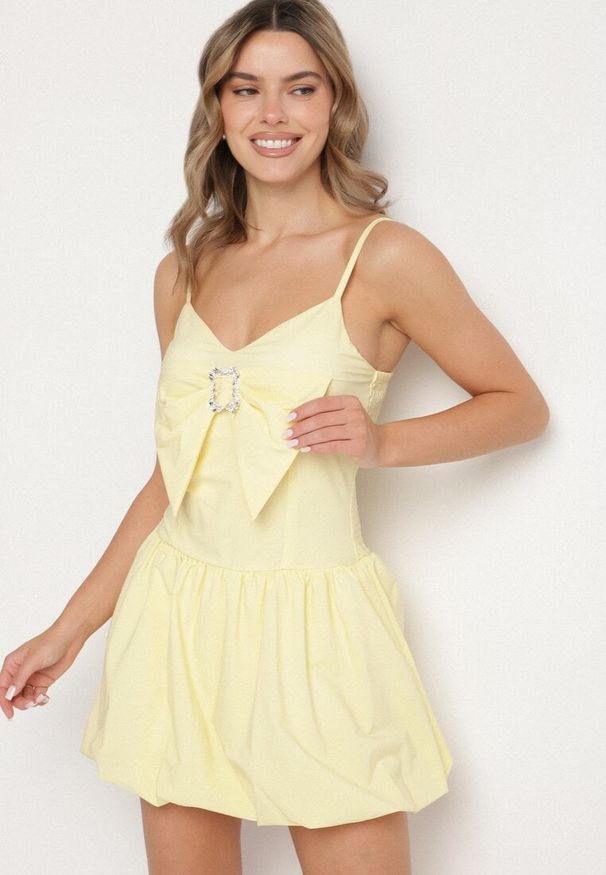 Born2be - Żółta Sukienka Bombka na Cienkich Ramiączkach z Kokardą i Cyrkoniami Paliandria. Okazja: na imprezę. Typ kołnierza: kokarda. Kolor: żółty. Długość rękawa: na ramiączkach. Wzór: aplikacja. Sezon: lato. Typ sukienki: bombki. Styl: elegancki