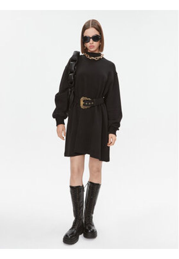 Versace Jeans Couture Sukienka dzianinowa 75HAO971 Czarny Relaxed Fit. Kolor: czarny. Materiał: dzianina, bawełna