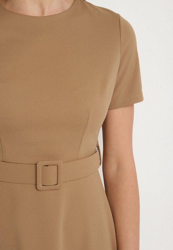 Born2be - Ciemnobeżowa Rozkloszowana Sukienka Ozdobiona Paskiem Desianna. Okazja: na co dzień. Kolor: beżowy. Wzór: aplikacja. Typ sukienki: proste. Styl: elegancki, casual, klasyczny