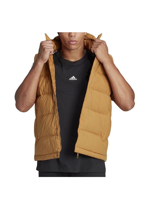 Adidas - Bezrękawnik adidas Helionic Hooded Down Vest HG6275 - brązowy. Typ kołnierza: kaptur. Kolor: brązowy. Materiał: tkanina, poliester, puch. Długość rękawa: bez rękawów. Wzór: ze splotem, aplikacja. Styl: sportowy