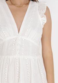 Born2be - Biała Sukienka Agniga. Typ kołnierza: dekolt w kształcie V, kołnierz z falbankami. Kolor: biały. Materiał: materiał, koronka, bawełna. Wzór: haft, koronka. Długość: mini #5