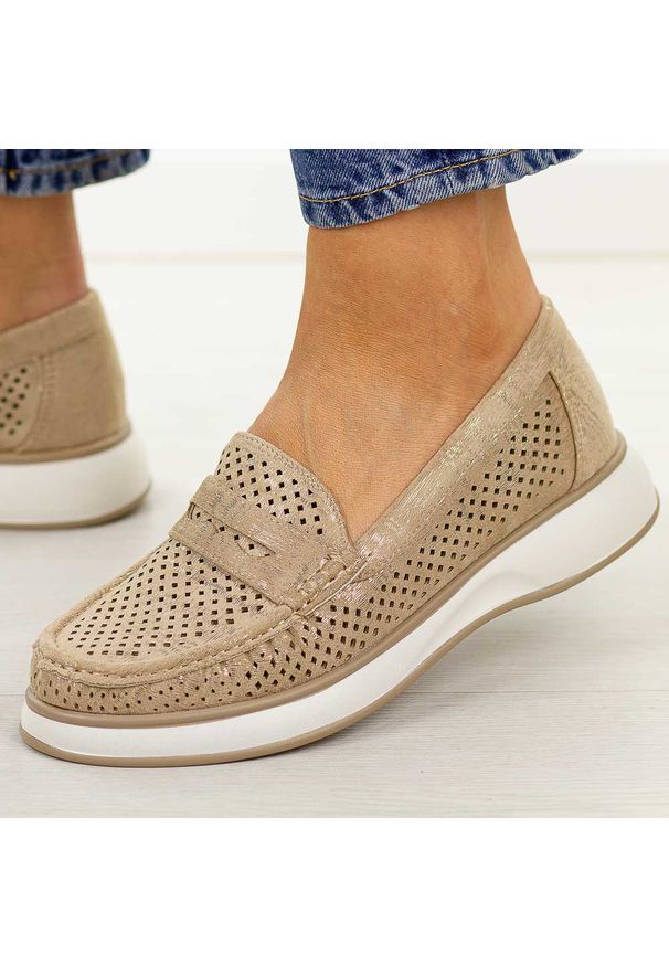 Złote ażurowe mokasyny damskie Sergio Leone Mk098H. Okazja: na spacer, na co dzień. Nosek buta: okrągły. Kolor: złoty. Materiał: skóra. Szerokość cholewki: normalna. Wzór: ażurowy. Sezon: wiosna, lato. Styl: casual, elegancki, klasyczny