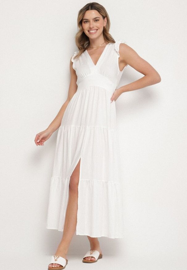 Born2be - Biała Wiskozowa Sukienka z Falbankami Sadoline. Okazja: na co dzień. Typ kołnierza: kołnierz z falbankami. Kolor: biały. Materiał: wiskoza. Styl: casual, boho