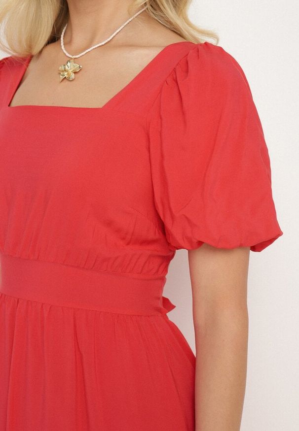 Born2be - Czerwona Sukienka z Wiskozy i Kwadratowym Dekoltem Devalin. Okazja: na co dzień. Typ kołnierza: dekolt kwadratowy. Kolor: czerwony. Materiał: wiskoza. Długość rękawa: krótki rękaw. Styl: casual, elegancki