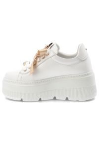 Sneakersy damskie Karino, cholewka ze skóry naturalnej gładkiej ozdobne sznurowanie z szerokimi wstążkami masywna podwyższona podeszwa zapewniająca s. Okazja: na co dzień. Zapięcie: sznurówki. Kolor: biały. Materiał: skóra. Szerokość cholewki: normalna. Wzór: gładki. Obcas: na platformie. Styl: elegancki, casual #6