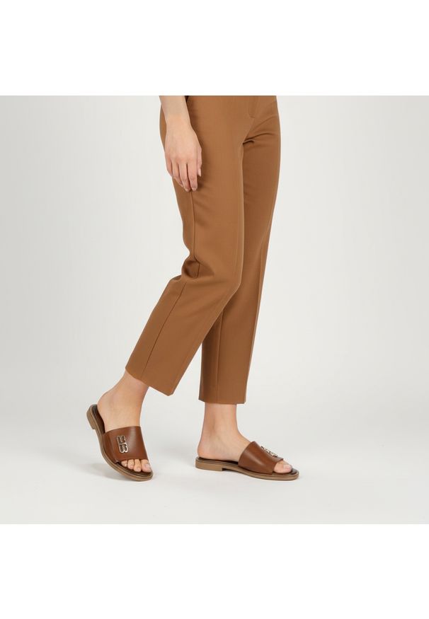 Brązowe Klapki Armodo Modne Obuwie Damskie. Kolor: brązowy. Materiał: skóra. Sezon: lato