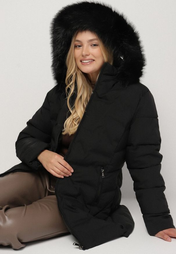 Born2be - Czarna Pikowana Kurtka z Kapturem z Futerkiem Espenna. Okazja: na co dzień. Typ kołnierza: kaptur. Kolekcja: plus size. Kolor: czarny. Materiał: futro. Sezon: zima. Styl: casual, elegancki