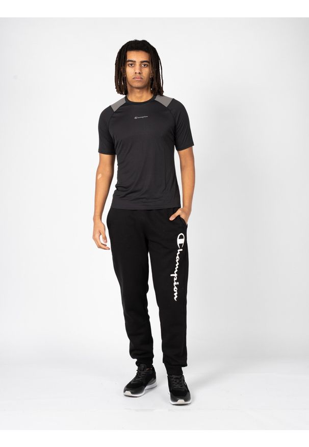 Champion T-Shirt | 218011 | Mężczyzna | Czarny. Okazja: na co dzień. Kolor: czarny. Materiał: poliester. Wzór: nadruk. Styl: klasyczny, casual