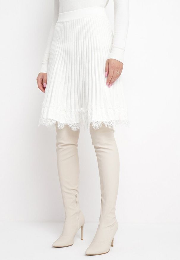 Born2be - Biała Mini Spódnica z Gumką w Pasie z Koronką Cales. Kolor: biały. Materiał: koronka. Wzór: koronka