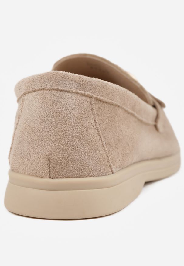 Renee - Ciemnobeżowe Mokasyny Ozdobione Metaliczną Klamrą Murielori. Nosek buta: okrągły. Zapięcie: klamry. Kolor: beżowy. Materiał: zamsz, skóra. Wzór: aplikacja. Obcas: na obcasie. Wysokość obcasa: niski