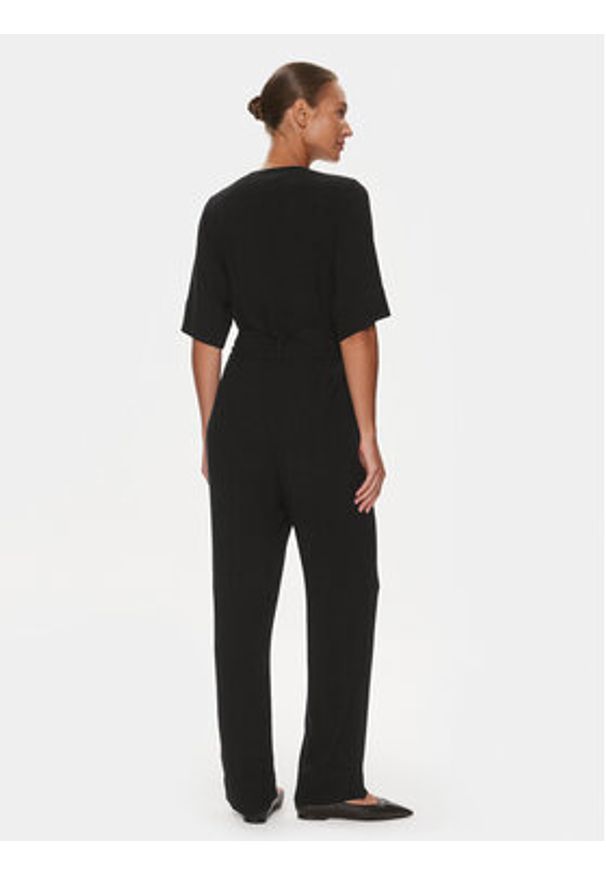 Selected Femme Kombinezon 16089065 Czarny Regular Fit. Kolor: czarny. Materiał: wiskoza