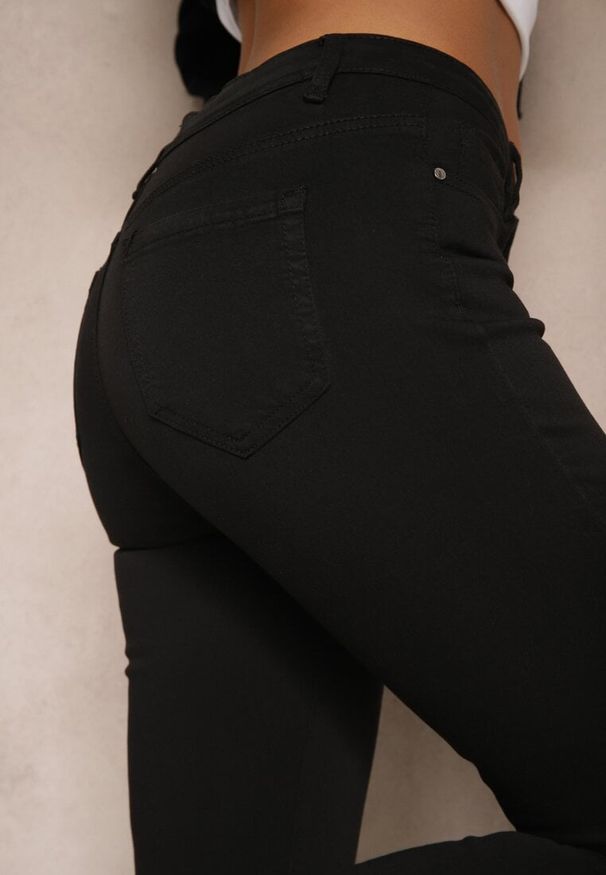 Renee - Czarne Przetarte Jeansy Skinny High Waist z Wiskozą Aveledia. Okazja: na co dzień. Stan: podwyższony. Kolor: czarny. Długość: do kostek. Wzór: aplikacja. Styl: elegancki, casual