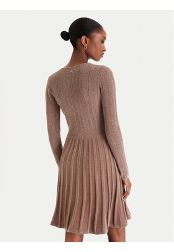 Guess Sukienka dzianinowa W5BK79 Z3902 Beżowy Regular Fit. Kolor: beżowy. Materiał: syntetyk