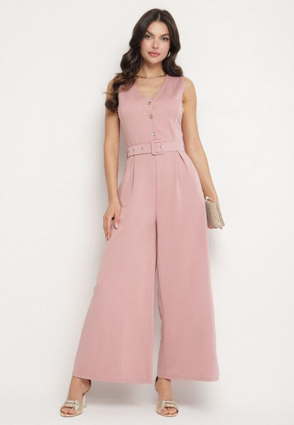 Born2be - Różowy Taliowany Kombinezon z Wiskozą Ozdobiony Paskiem Ralinelle. Okazja: na imprezę. Kolor: różowy. Materiał: wiskoza. Wzór: aplikacja. Styl: klasyczny, elegancki