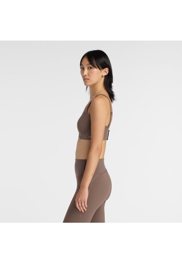 Biustonosz do biegania New Balance WB51052ABP – brązowy. Kolor: brązowy. Materiał: skóra, materiał, tkanina, lycra, poliester. Wzór: gładki