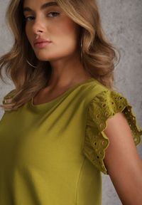 Renee - Ciemnozielona Bawełniana Bluzka z Krótkim Rękawem z Ażurowej Falbanki Voanira. Okazja: na co dzień. Typ kołnierza: kołnierz z falbankami. Kolor: zielony. Materiał: bawełna. Długość rękawa: krótki rękaw. Długość: krótkie. Wzór: ażurowy. Styl: elegancki, casual #3