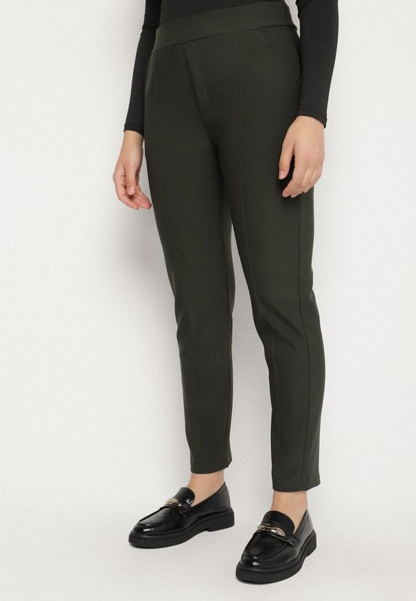 Born2be - Ciemnozielone Spodnie Ozdobione Imitacją Kieszeni Faliona. Okazja: na co dzień. Kolor: zielony. Wzór: aplikacja. Styl: casual, elegancki