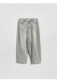 Reserved - Jeansy barrel fit - jasnoszary. Kolor: szary
