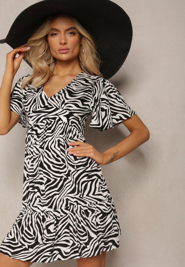 Renee - Czarno-Biała Rozkloszowana Sukienka Mini z Wiskozy Ozdobiona Hipnotyzującym Printem Aluraisa. Kolor: czarny. Materiał: wiskoza. Wzór: aplikacja, nadruk. Sezon: lato. Długość: mini