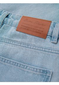 Ombre Clothing - Spodnie jeansowe męskie CARROT FIT z przetarciami – jasnoniebieskie V1 - Rozmiar: XXL. Okazja: na co dzień. Kolor: niebieski. Materiał: jeans. Wzór: aplikacja. Styl: klasyczny, casual #8