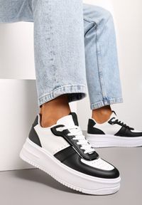Renee - Biało-Czarne Sznurowane Sneakersy na Grubej Podeszwie Salsabil. Kolor: biały. Materiał: materiał. Wzór: aplikacja. Obcas: na platformie #4